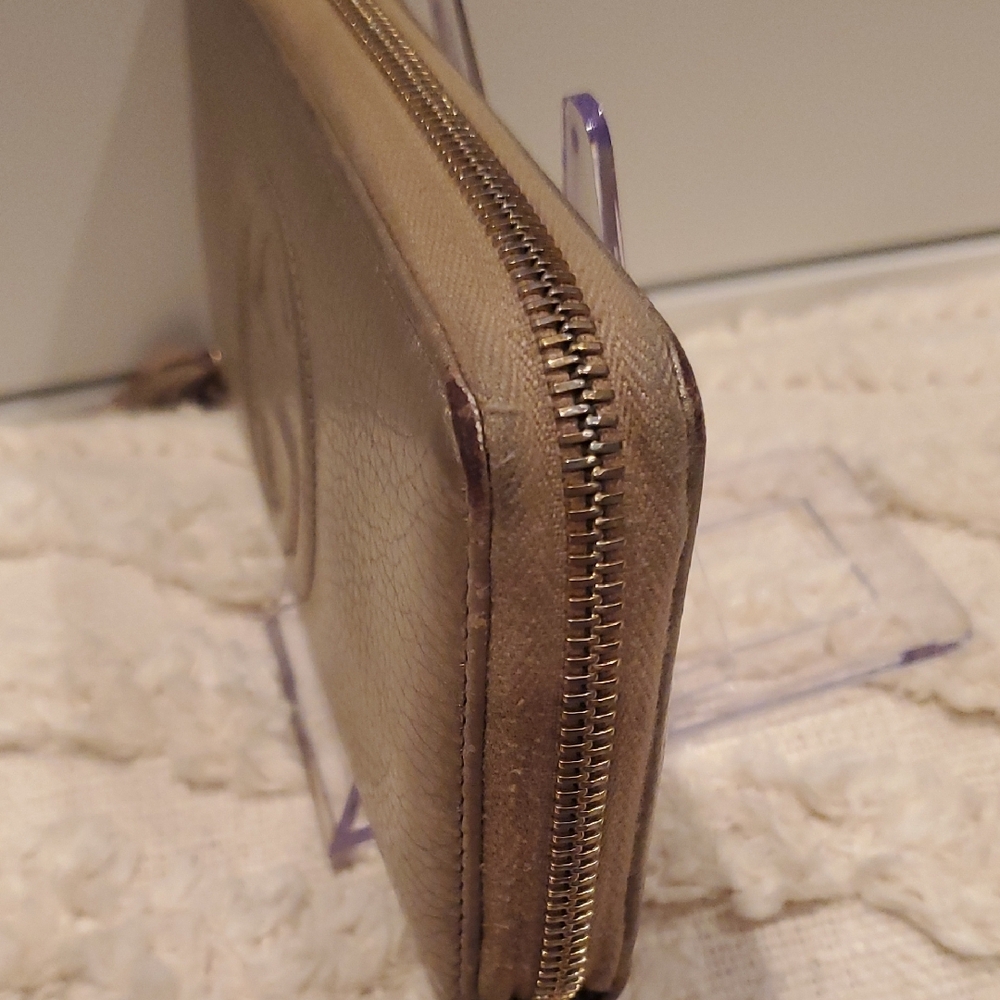 Gucci Soho Gold Leather Wallet with Iconic GG Logo - Picture 10 of 17